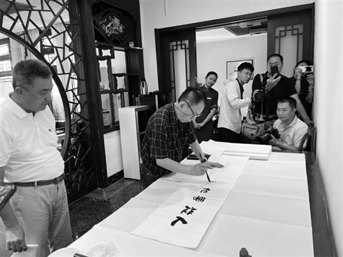 中国著名学者、作家易中天一行做客泉城济南,游览天下第一泉风景区 景区供图